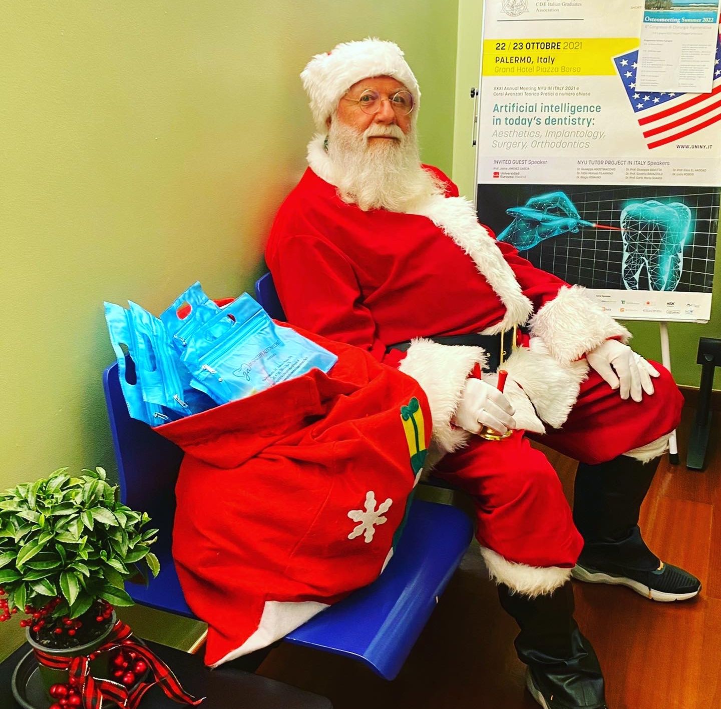 babbo natale in visita presso lo studio dentistico