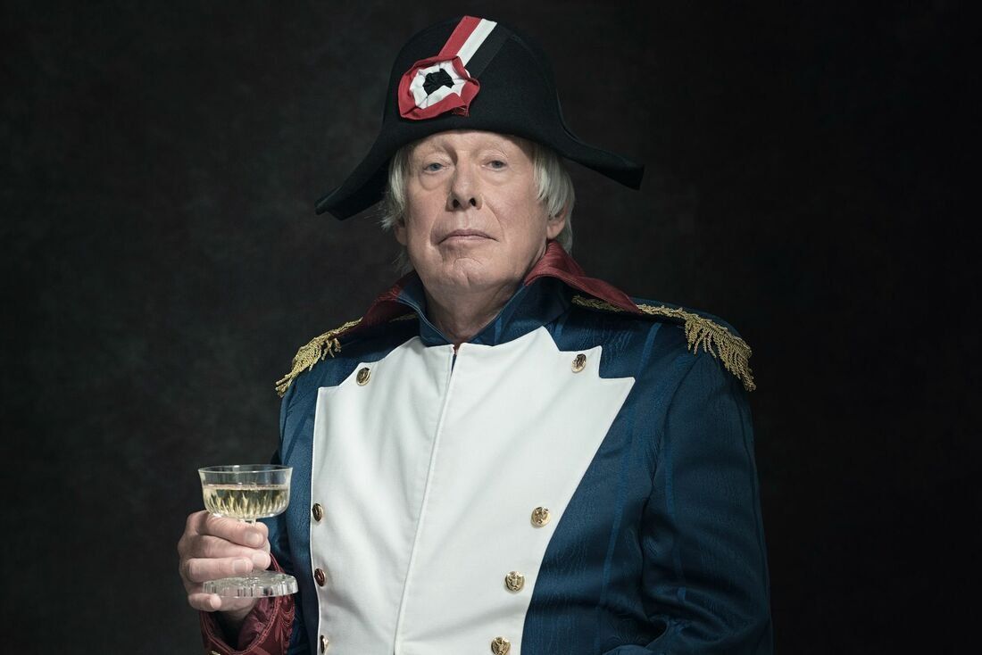 Feldherr Napoleon mit einem Glas Weisswein in der Hand