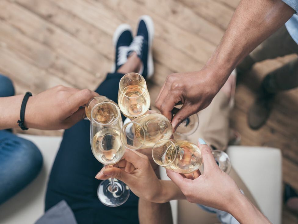 WEINFELS Anstossen mit Schaumwein