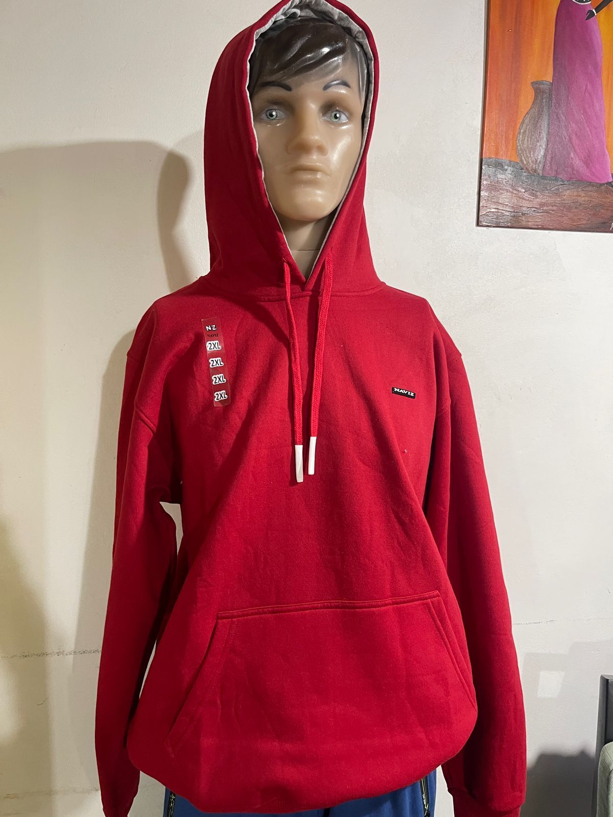 Un maniquí lleva una sudadera roja con capucha.