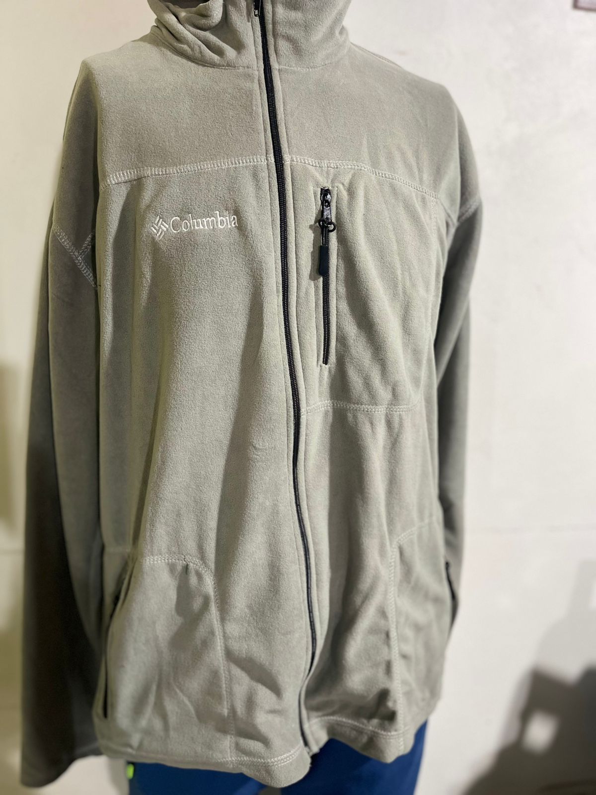 Una persona lleva una chaqueta Columbia gris.