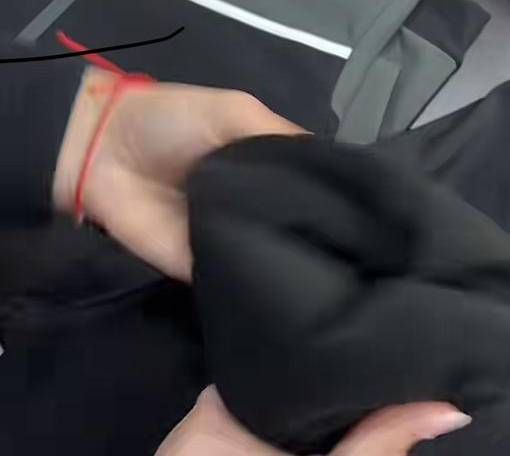 Una persona sostiene un objeto negro en su mano.