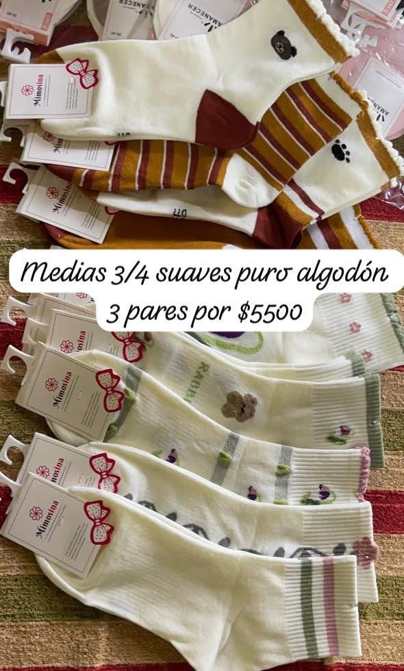 Un montón de calcetines están apilados uno encima del otro sobre una mesa.