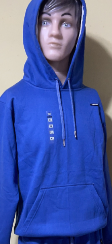Un maniquí lleva una sudadera con capucha azul.