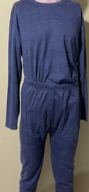 Una persona lleva un mono azul con mangas largas y pantalones.