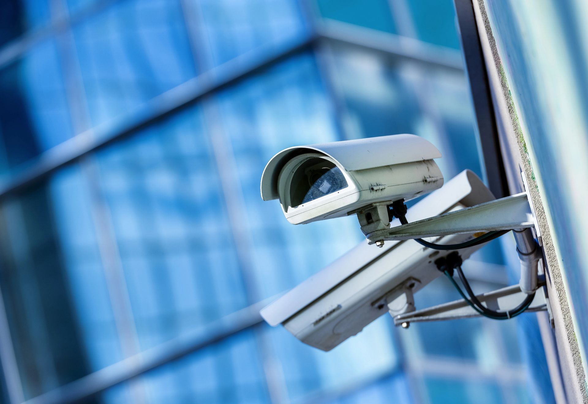 Gruppo di telecamere di sicurezza bianche su scatole, con il marchio