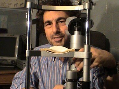 oculista con strumento diagnostico