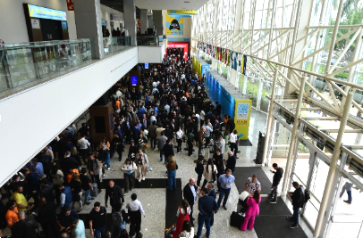 Mister Olympia Brasil: pessoas caminhando pelos corredores da feira.