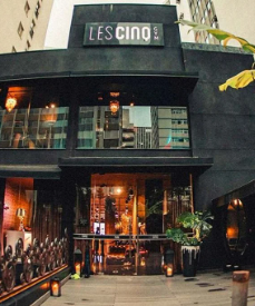 Mister Olympia Brasil: pessoas caminhando pelos corredores da feira.