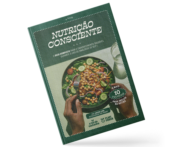 Homem discursando em uma conferência. Texto na tela: