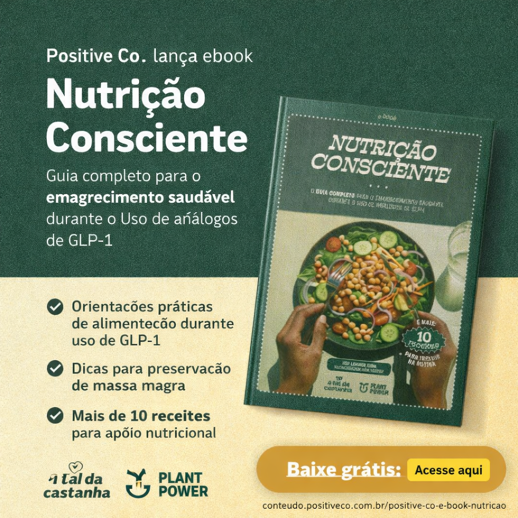 Homem segurando um microfone, falando para uma plateia. Ele está vestindo uma camisa preta.
