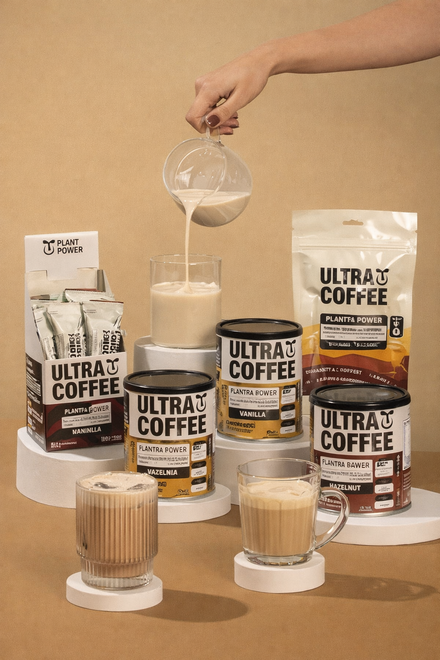 Homem de camisa preta falando ao microfone, segurando um controle remoto, com um cenário de palco ao fundo.