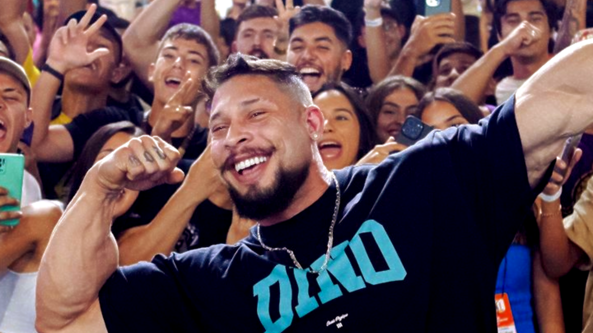 Homem discursando em uma conferência. Texto na tela: