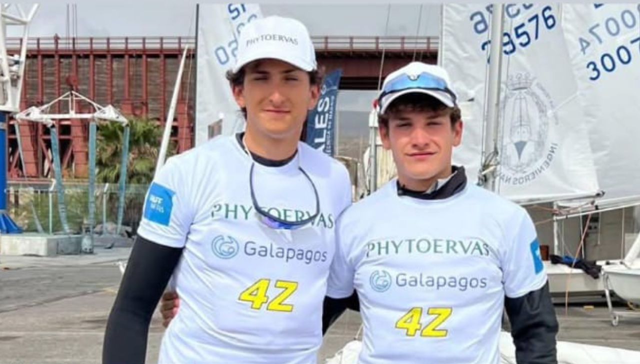 Homem discursando em uma conferência. Texto na tela: 