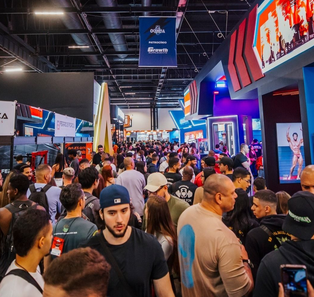 Mister Olympia Brasil: pessoas caminhando pelos corredores da feira.