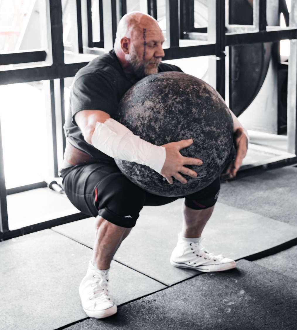 Mister Olympia Brasil: pessoas caminhando pelos corredores da feira.