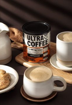 Lata de café, duas canecas de cappuccino e biscoitos sobre uma tábua de madeira. Identidade visual em preto e branco.