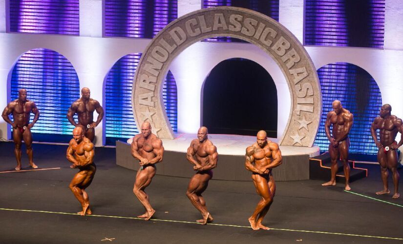 Homem discursando em uma conferência. Texto na tela: 