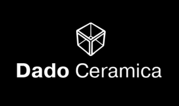 Logo per Dado Ceramica caratterizzato dal contorno bianco di un cubo su sfondo nero, con il nome del marchio in basso, in bianco.