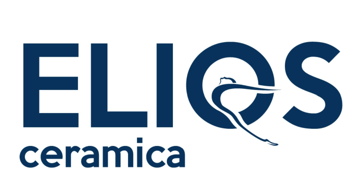 Logo per Elios Ceramica: testo blu scuro con una silhouette bianca astratta di una persona che salta all'interno della lettera O.
