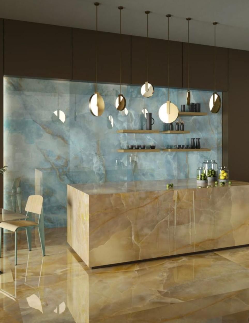 Una cucina moderna con isola e pavimento in onice color oro, a contrasto con il paraschizzi in onice color blu e mensole sospese.