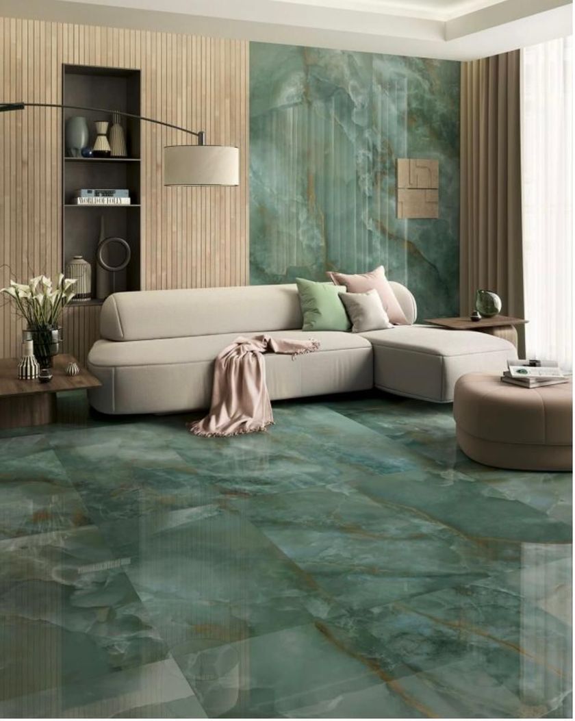 Soggiorno moderno con pavimento e parete decorativa in marmo verde, divano beige, pannelli in legno e lampada da terra ad arco.