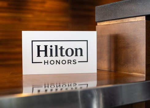 Una tarjeta blanca con el logo de Hilton Honors.