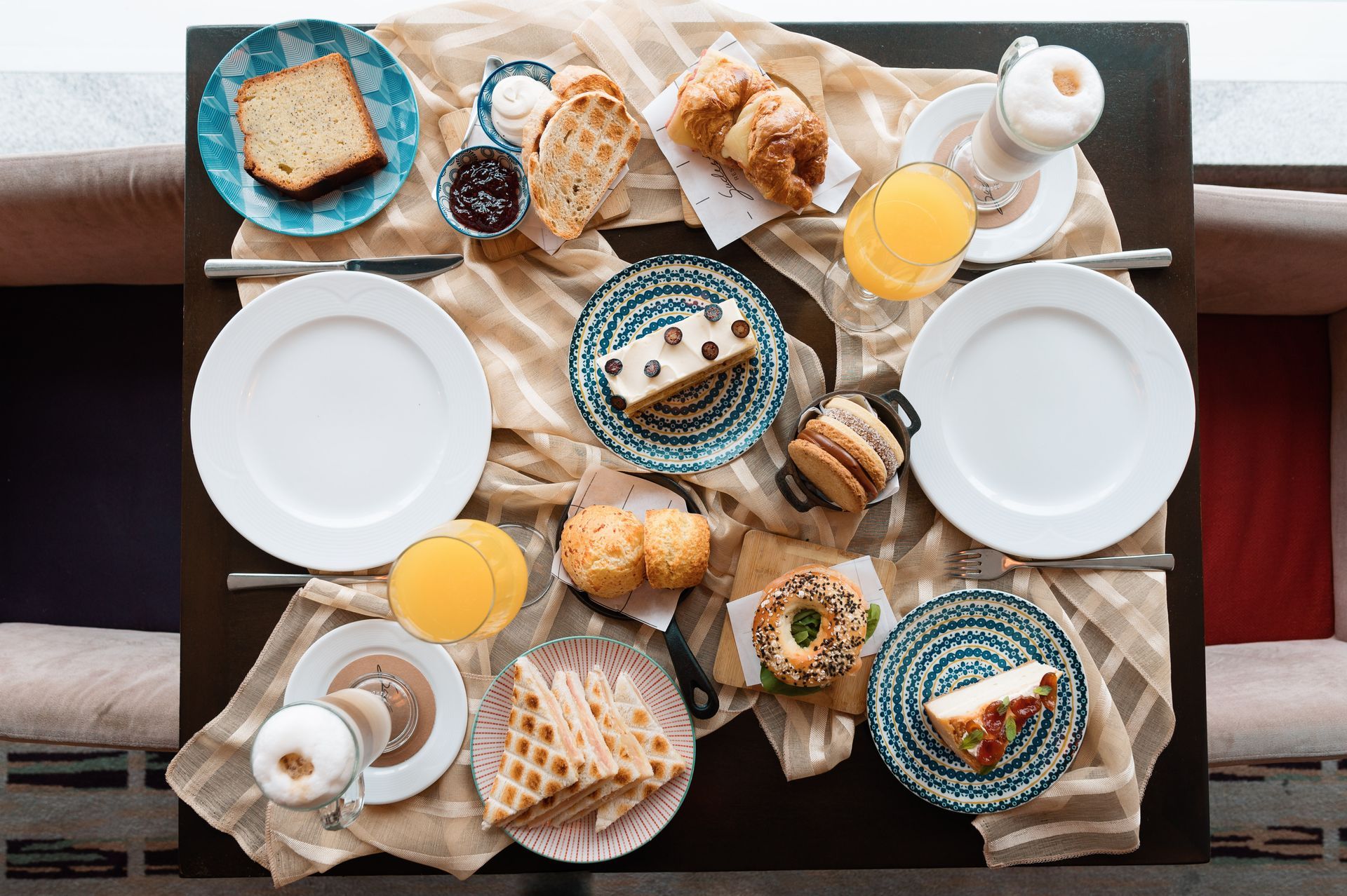 Una mesa cubierta con platos de comida y bebidas.