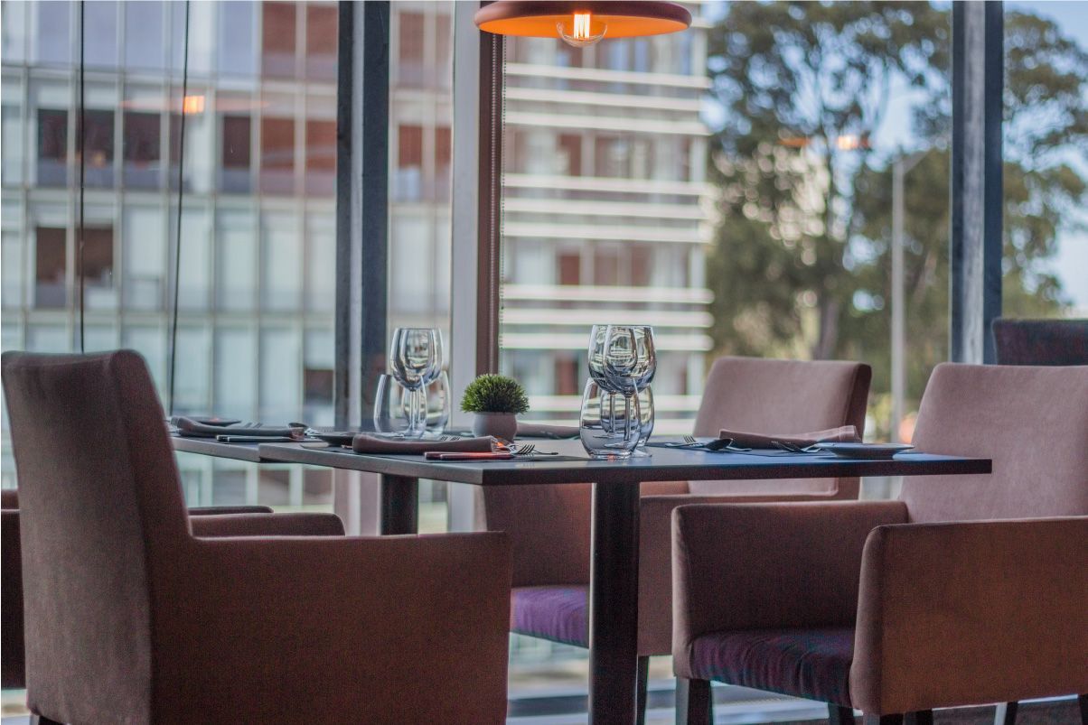 Un restaurante con mesas y sillas y un gran ventanal.