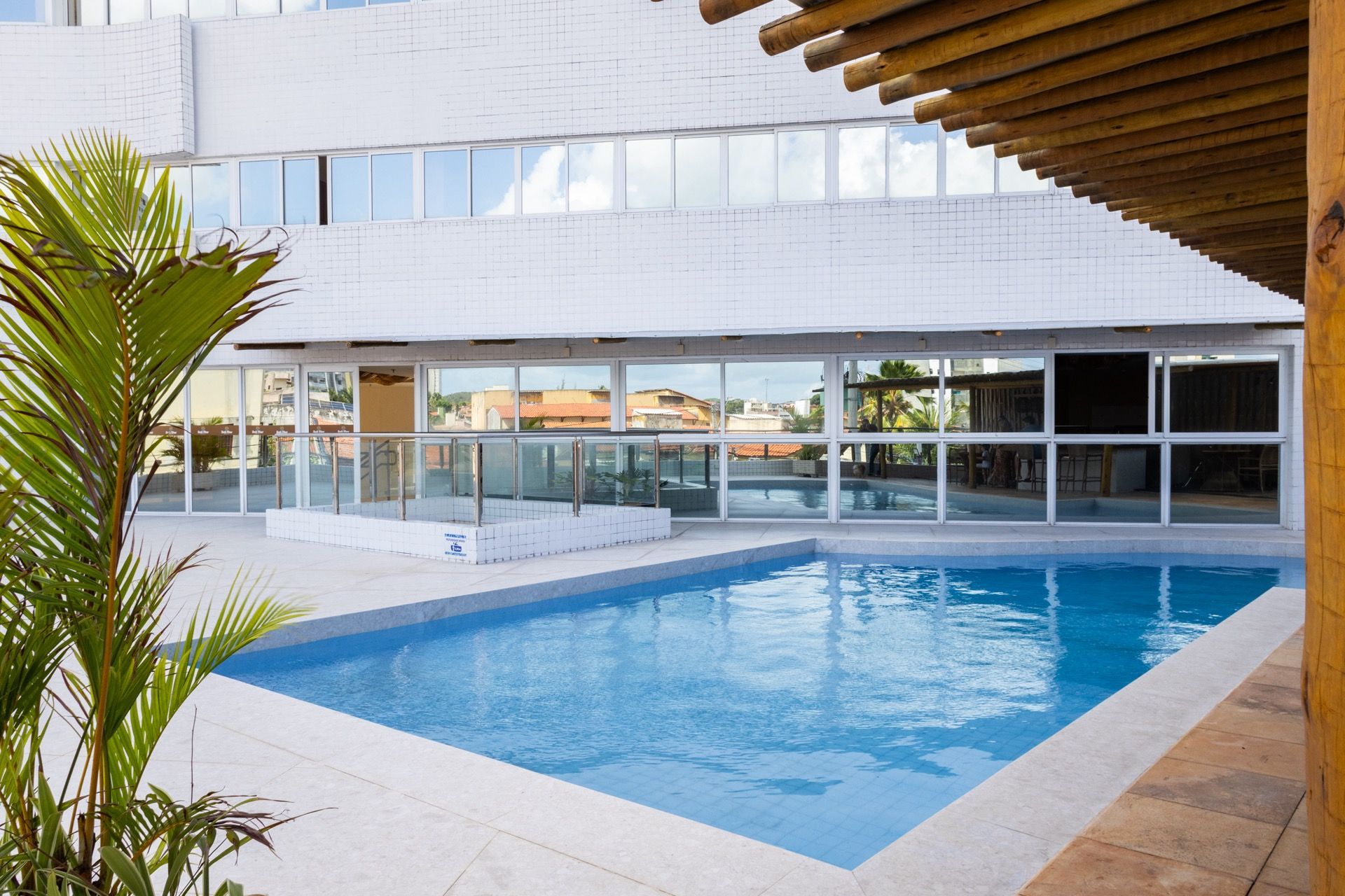 Uma grande piscina em frente a um prédio com muitas janelas