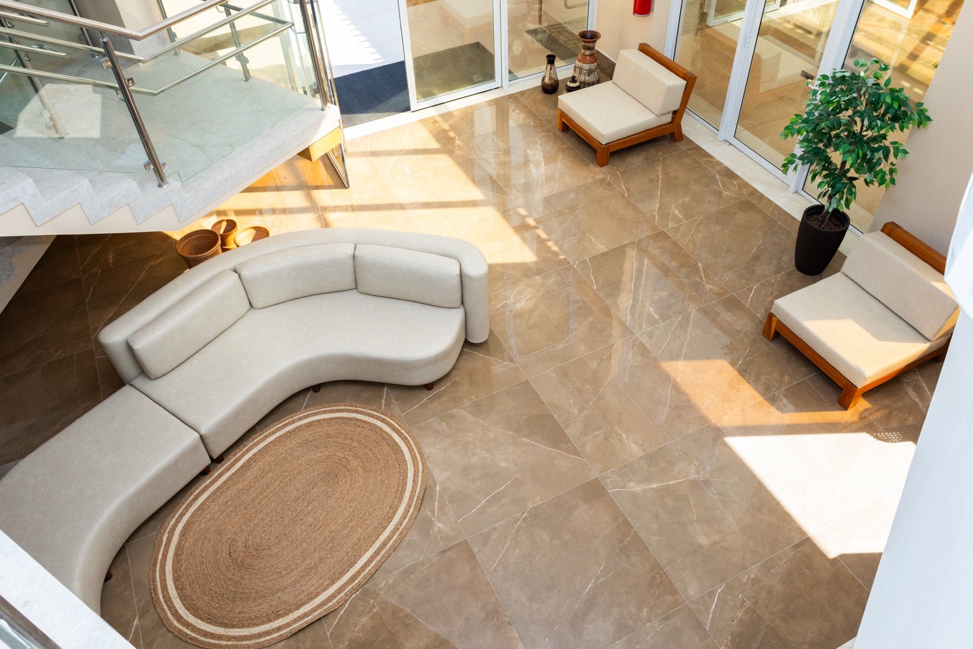 Uma vista aérea de uma sala de estar com um sofá e cadeiras