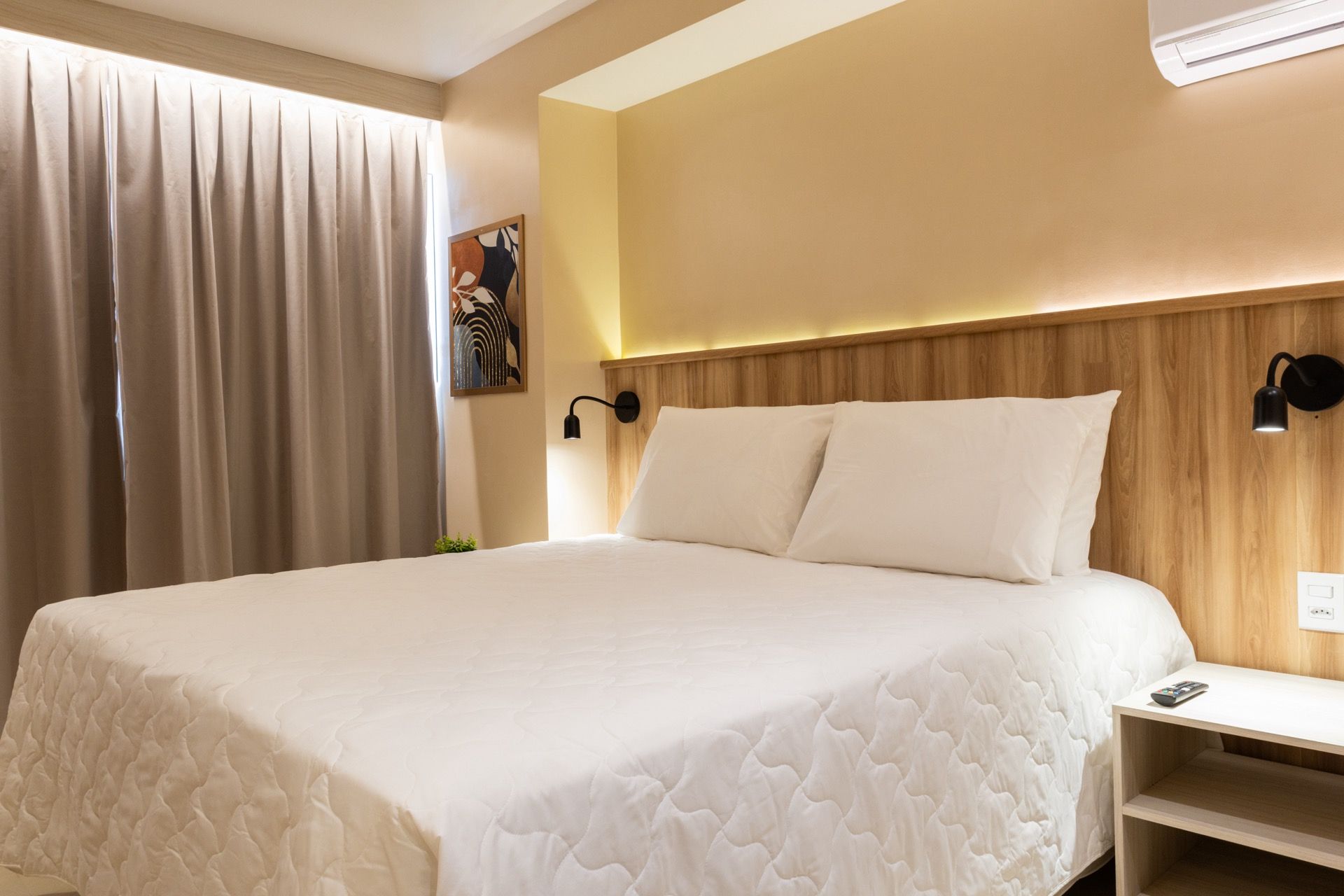 Um fundo azul com uma sombra de palmeira