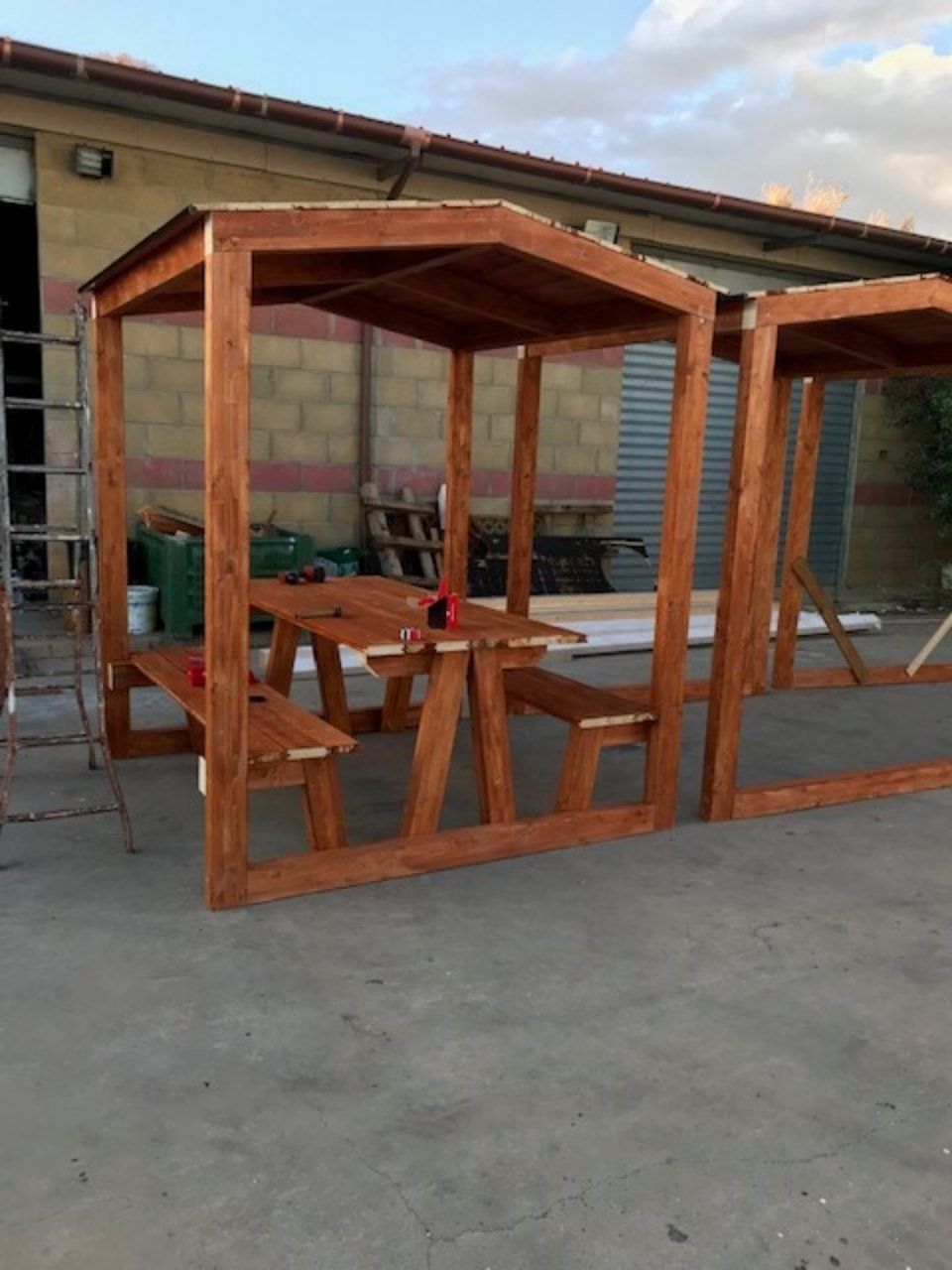 Struttura in legno con panche