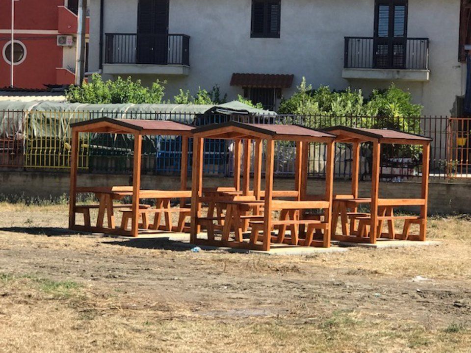 Gazebo aperto con panche