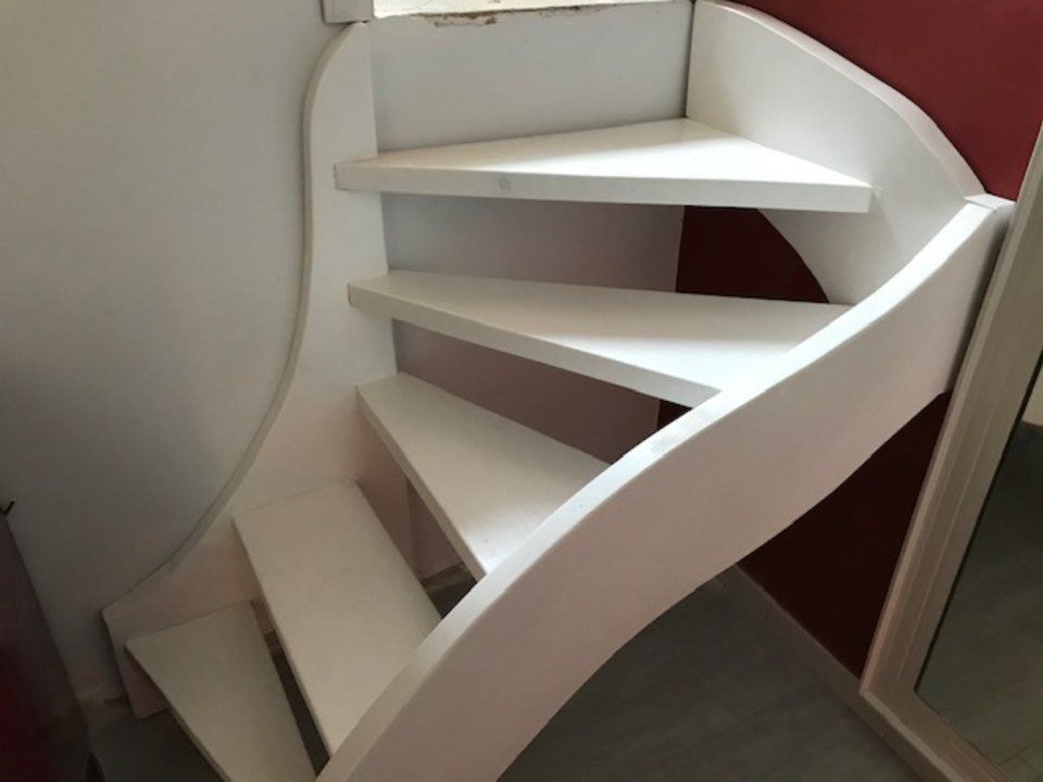 Scala in legno bianca