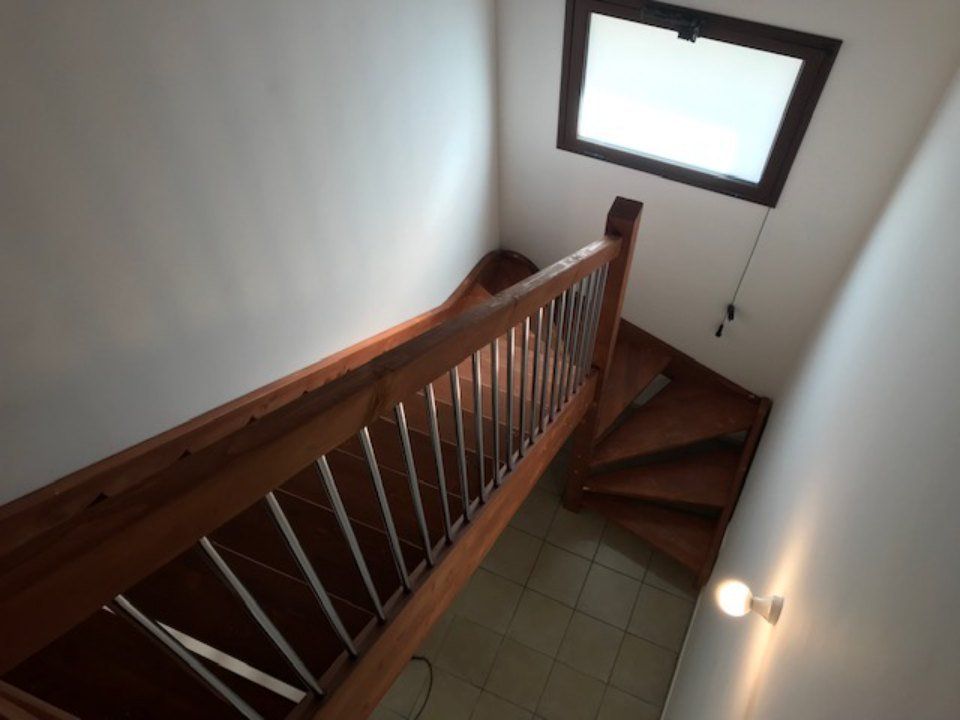 Scala in legno con ringhiera