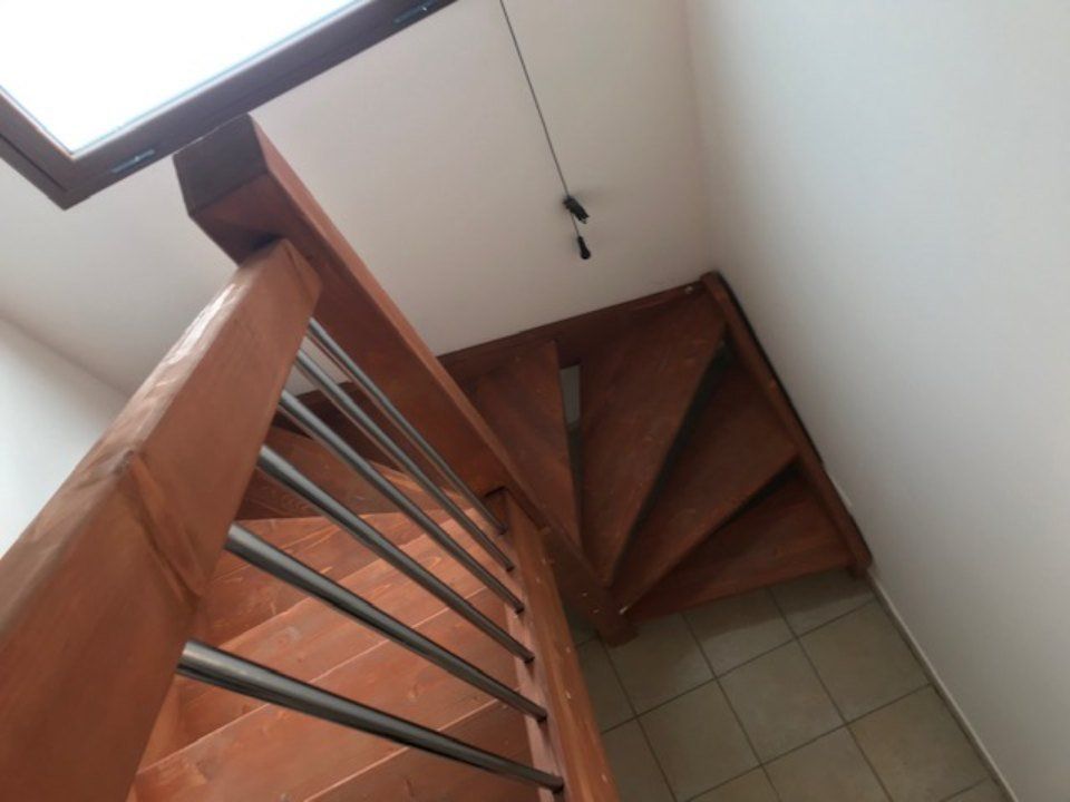 Scala in legno con parapetto in ferro