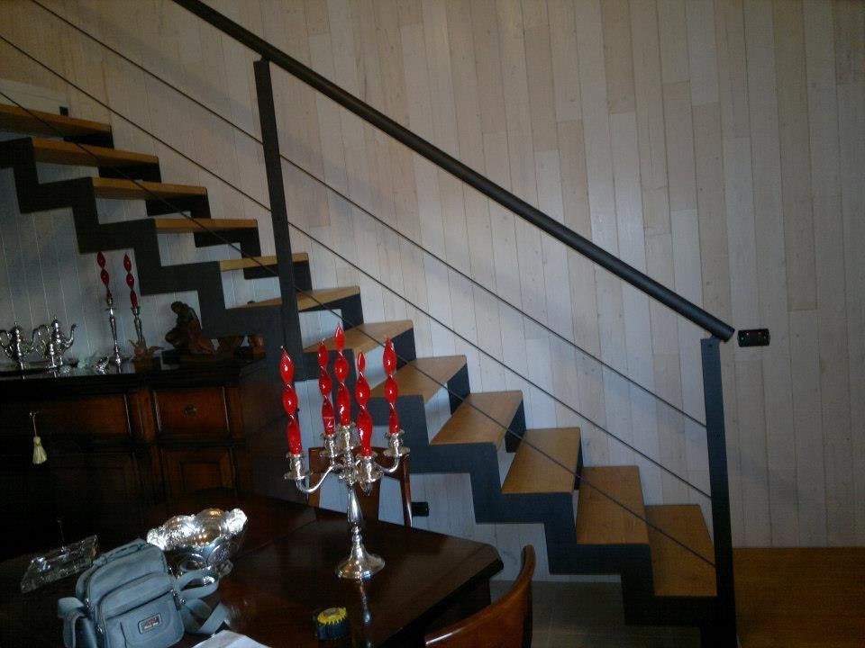 Scala in legno a filo muro