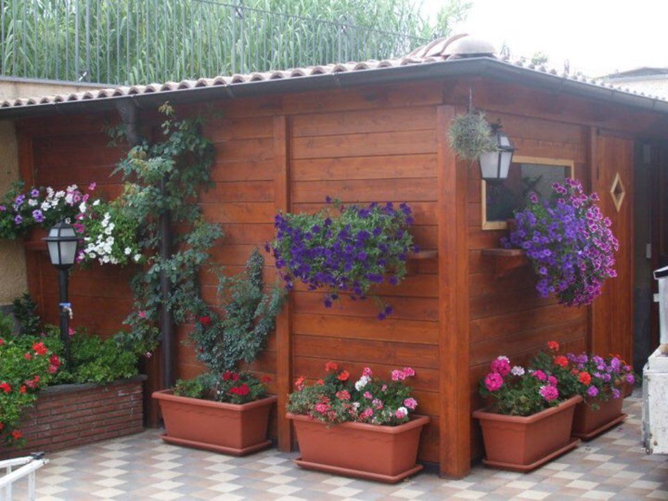 Struttura prefabbricata in legno con fiori