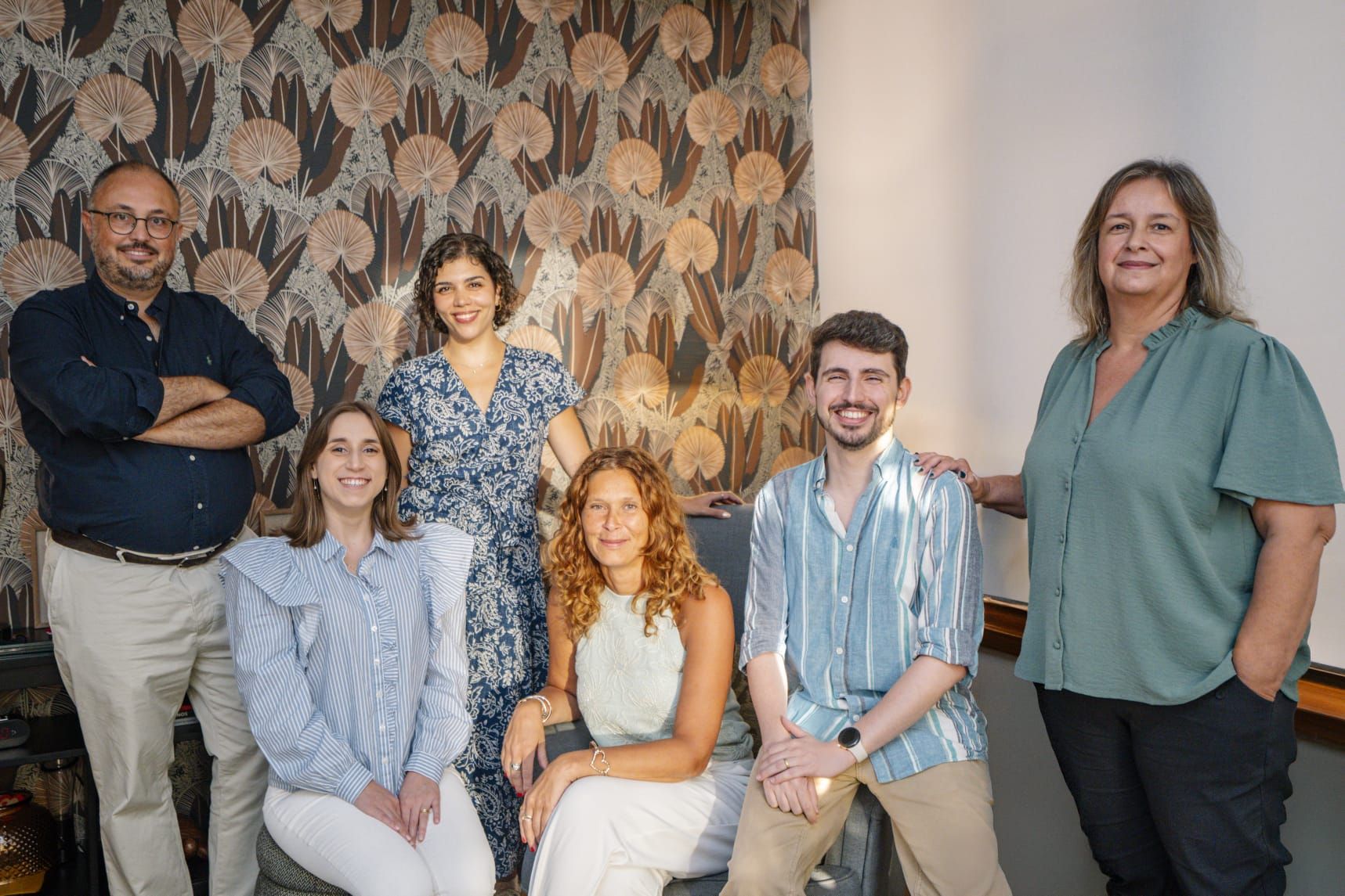 Um quadro de cortiça com um bilhete e um coração nele.