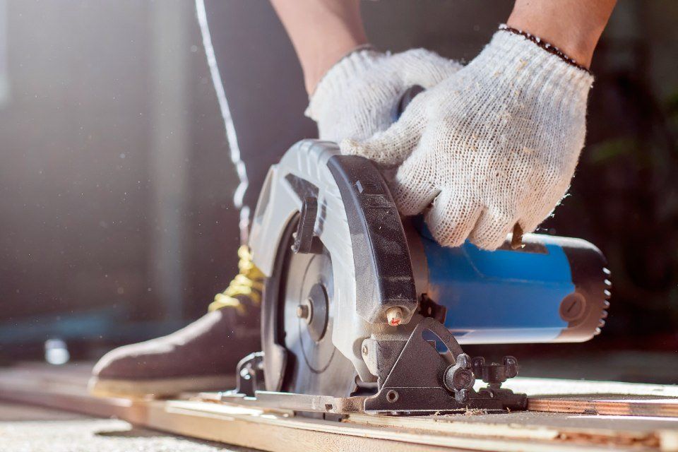 Elettroutensile per tagliare il legno