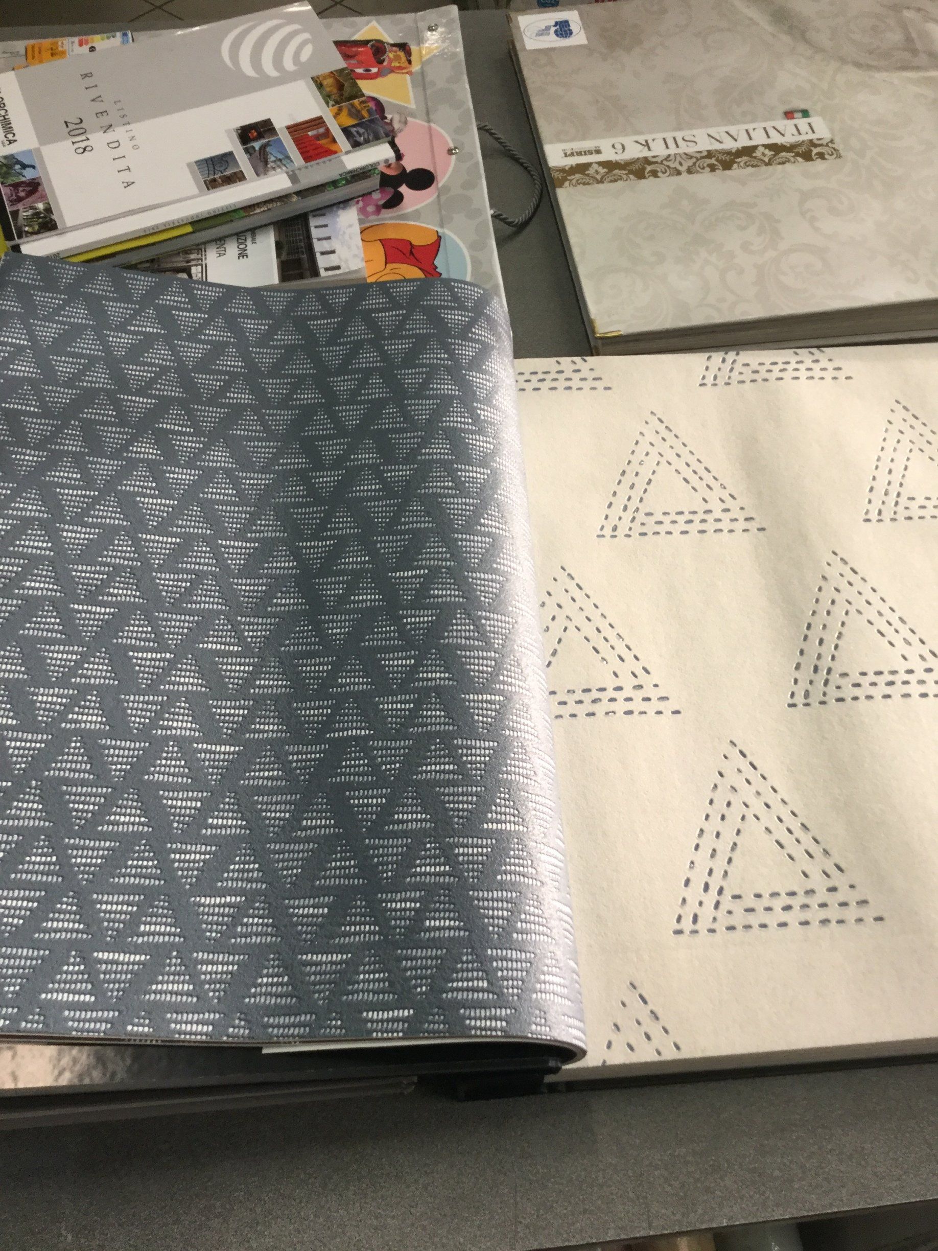 carta da parati a fantasie geometriche