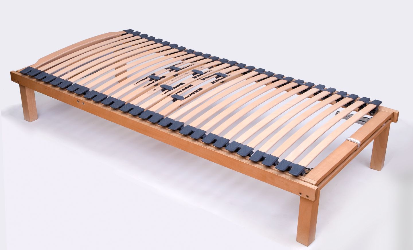 Rete a doghe in legno, marrone chiaro, con supporti flessibili neri per le doghe.