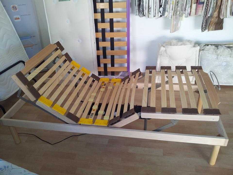 Struttura del letto regolabile, doghe in legno, testiera e pediera rialzate, posizione interna.
