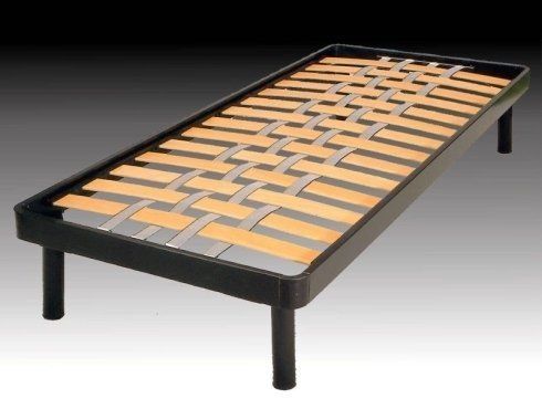 Struttura del letto nera con doghe di legno intrecciate su sfondo grigio.