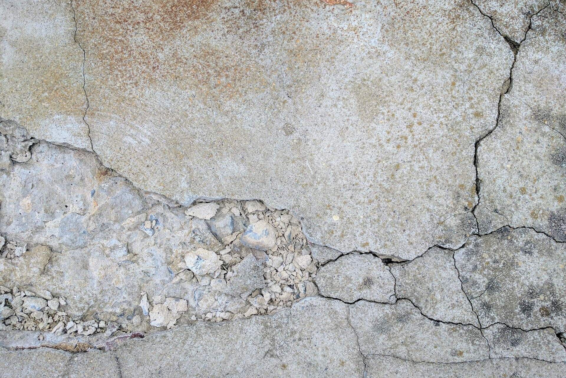 A close up of a cracked concrete wall.