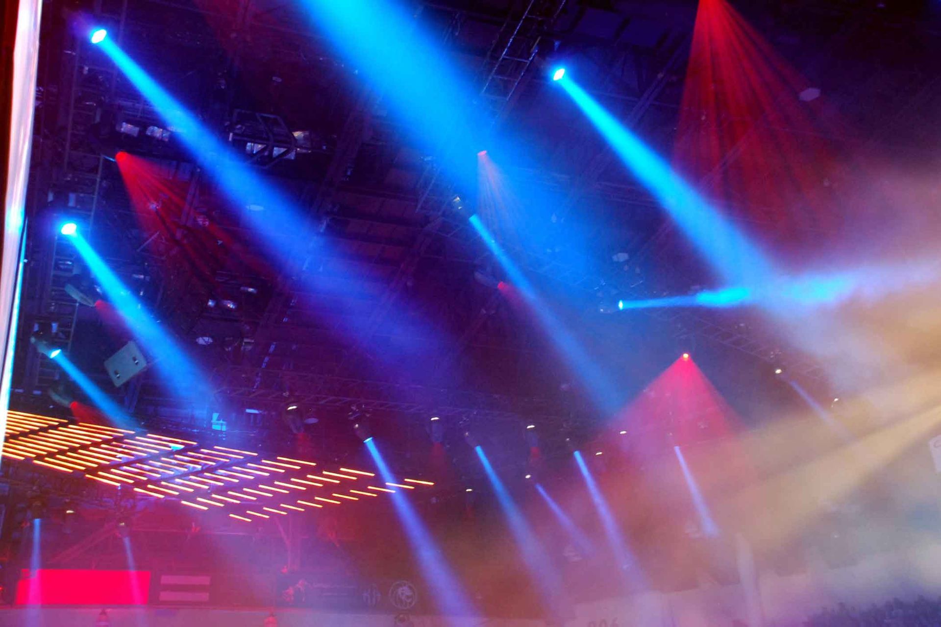 A bunch of lights are shining on a stage