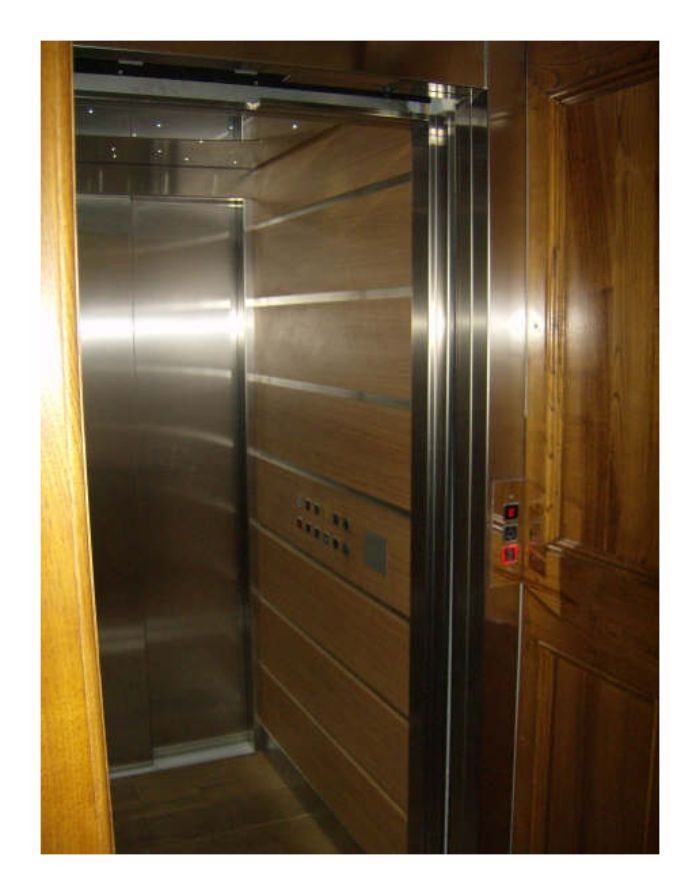 Cabina in legno di noce con illuminazione a LED