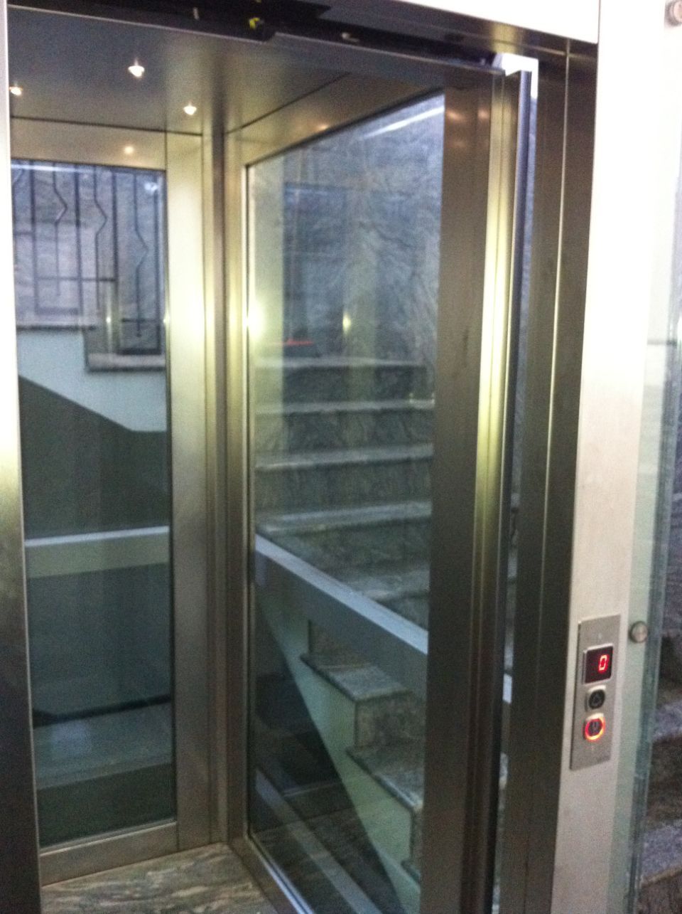 ascensore con porte scorrevoli