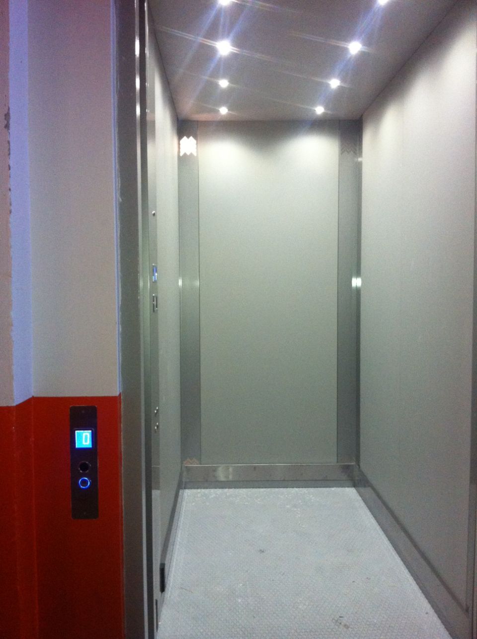 ascensore ampia illuminazione